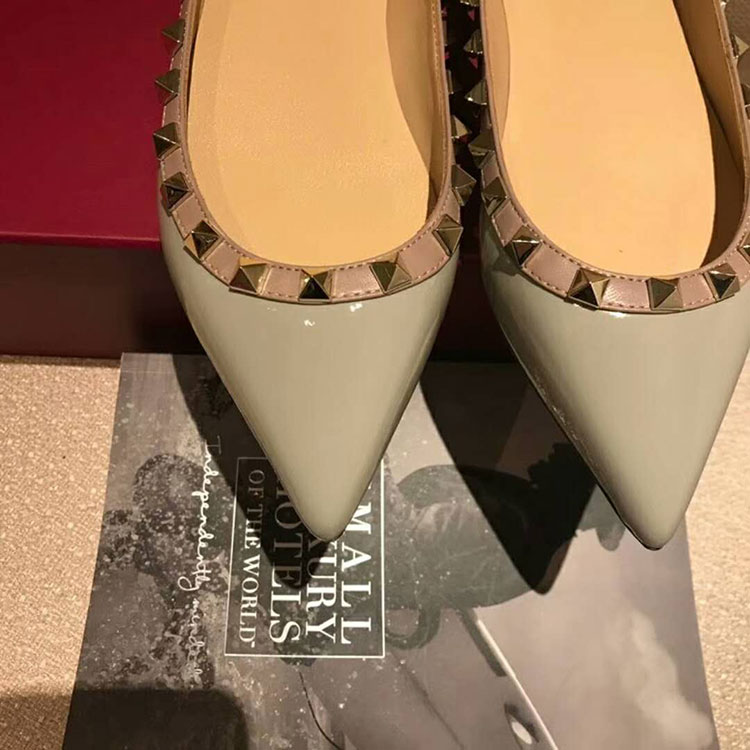 2019 Valentino women Flat shoes with rivet