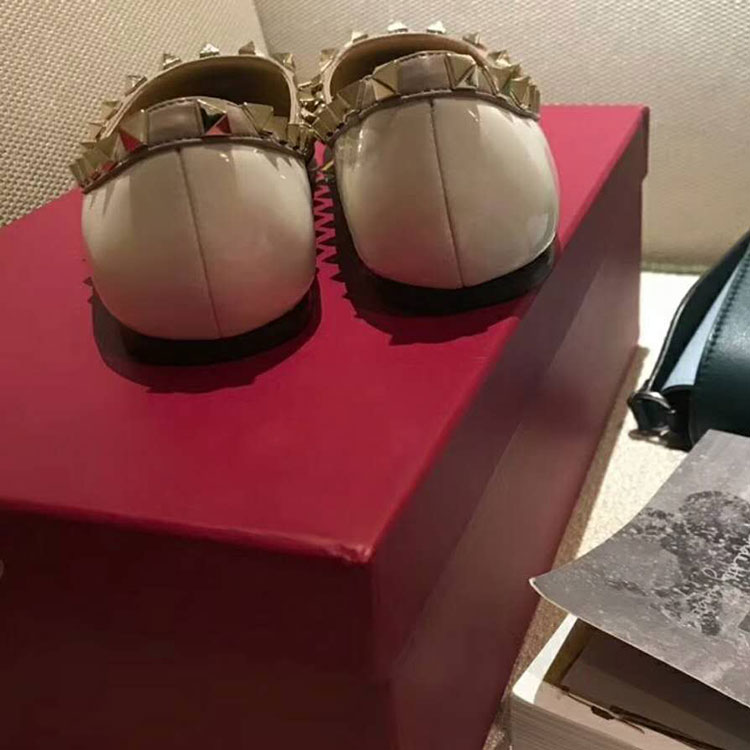 2019 Valentino women Flat shoes with rivet