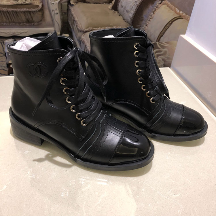 2019 chanle women Boots in Calfskin