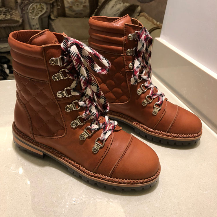 2019 chanle women Boots in Calfskin