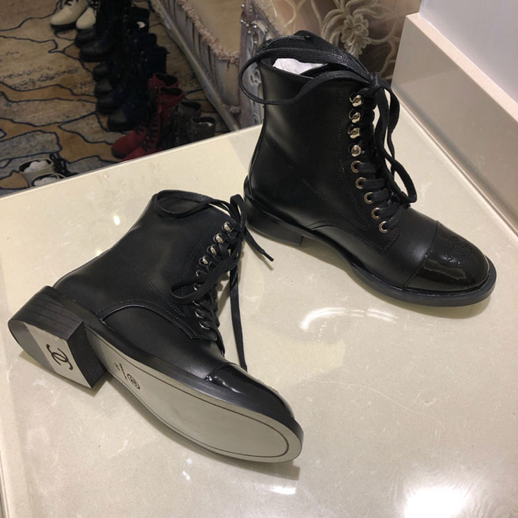 2019 chanle women Boots in Calfskin