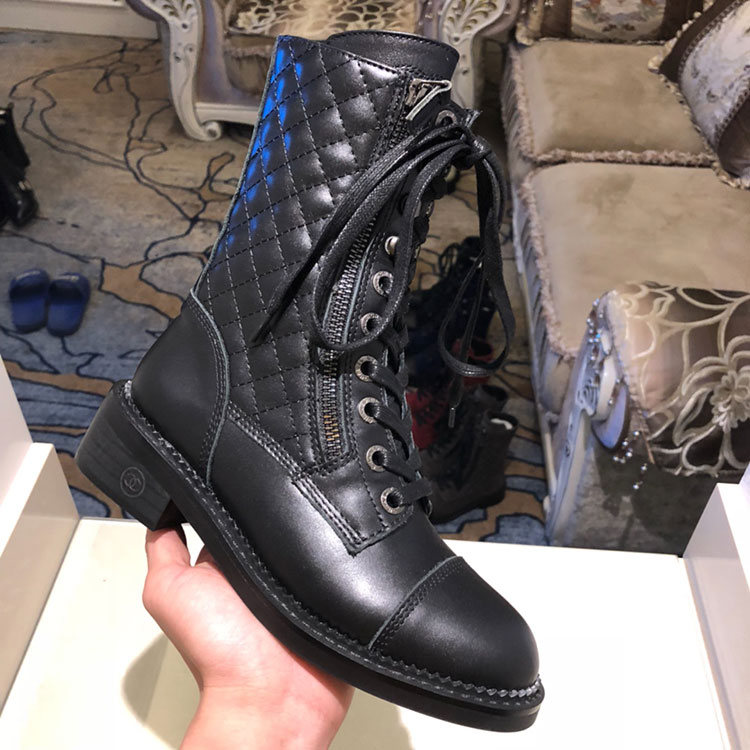 2019 chanle women Boots in Calfskin