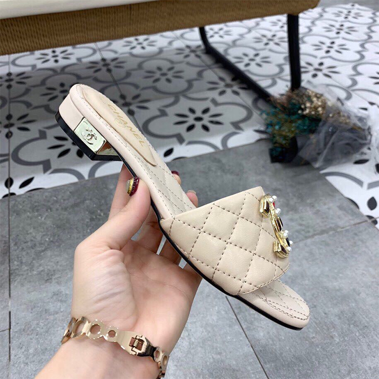 2019 chanle women Slippers in Lambskin