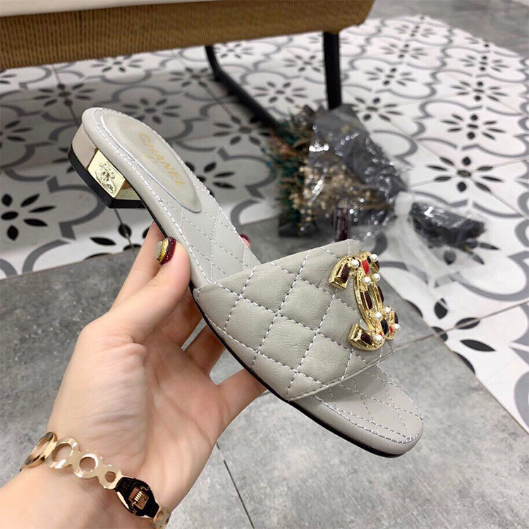 2019 chanle women Slippers in Lambskin