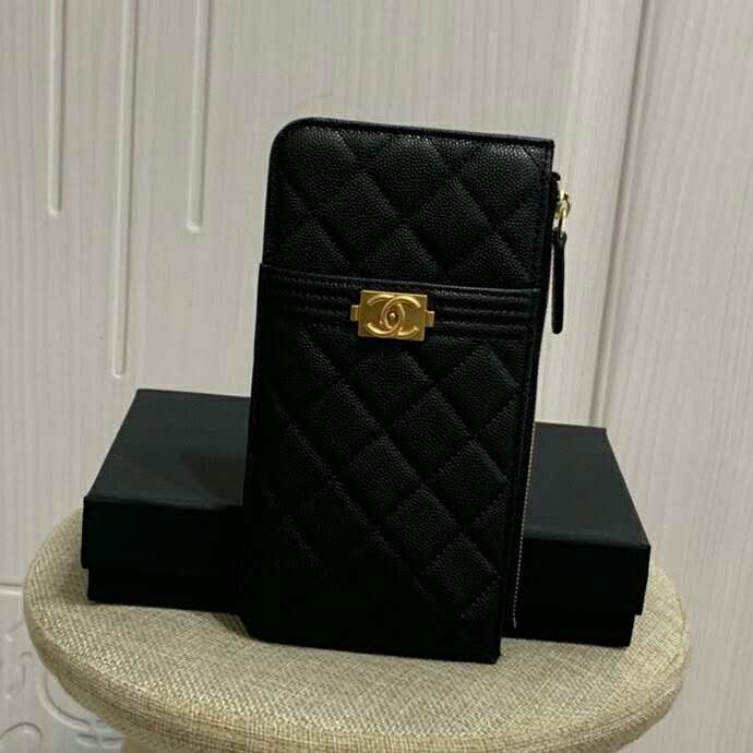 2020 Chanel boy chanel phone and card holder