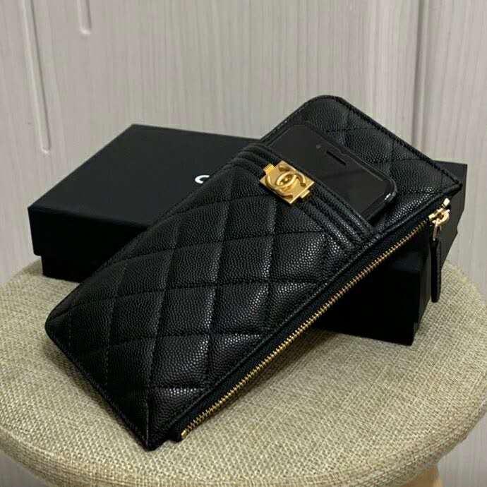 2020 Chanel boy chanel phone and card holder