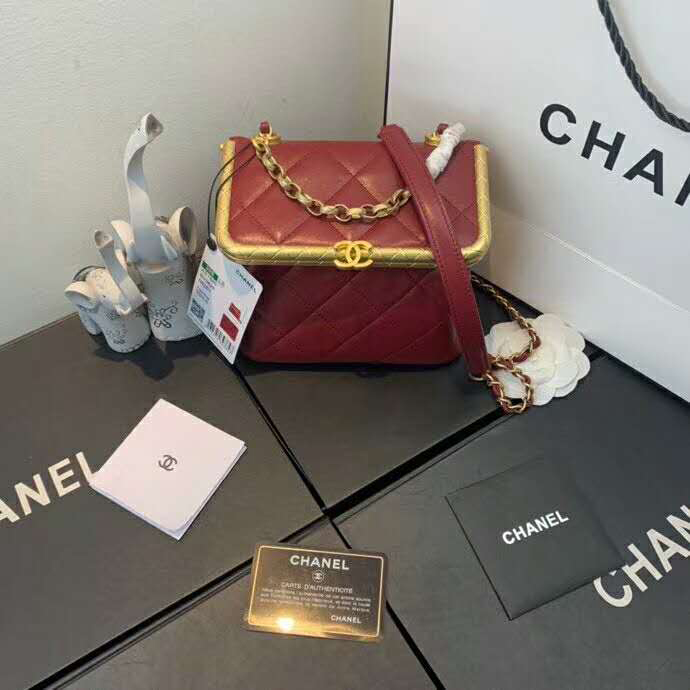 2020 Chanel kiss lock bag