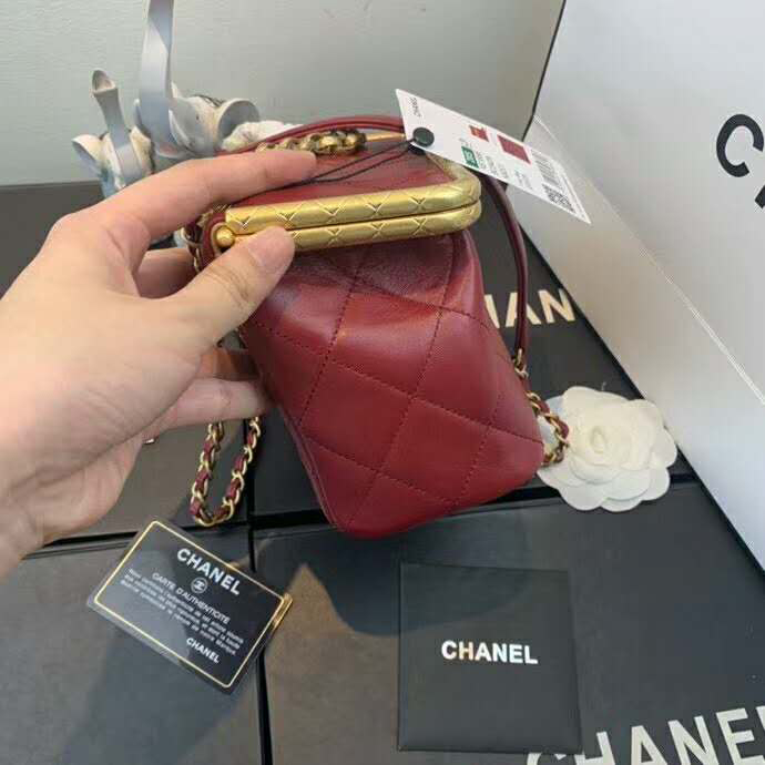 2020 Chanel kiss lock bag