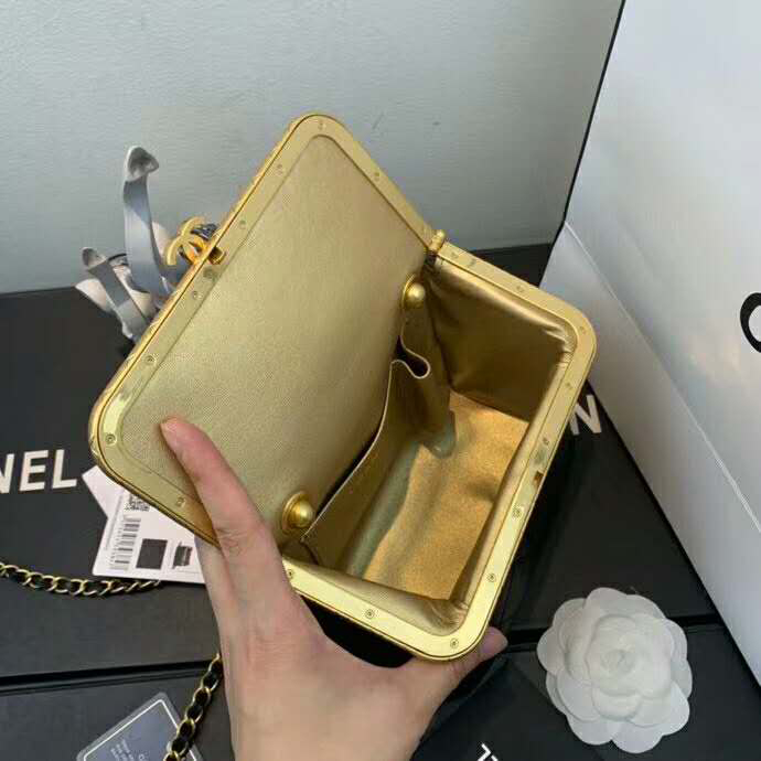 2020 Chanel kiss lock bag