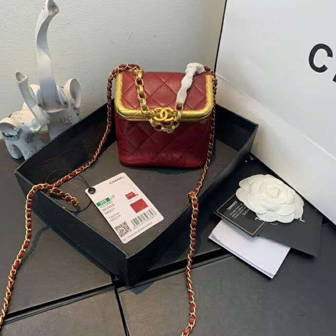 2020 Chanel small kiss lock bag