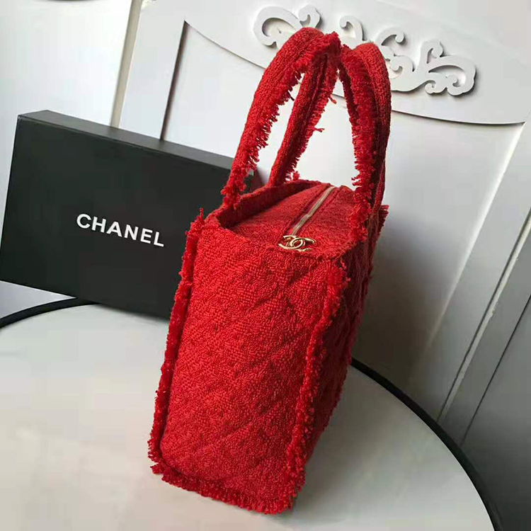 2020 Chanel zipped shopping bag