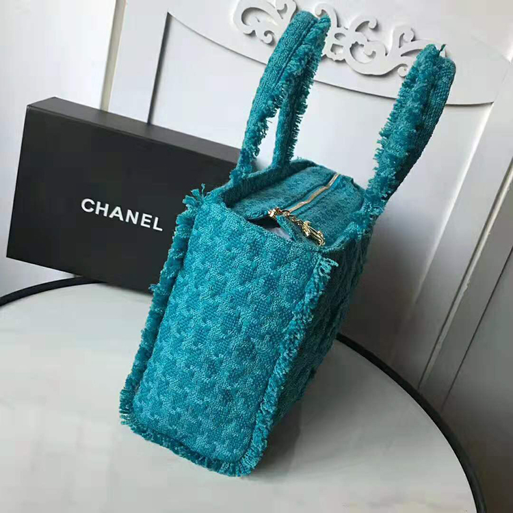 2020 Chanel zipped shopping bag