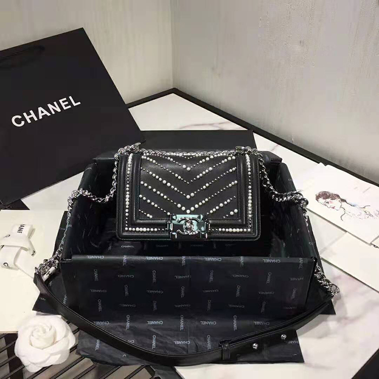 2020 Le Boy Chanel Flap Shoulder Bag