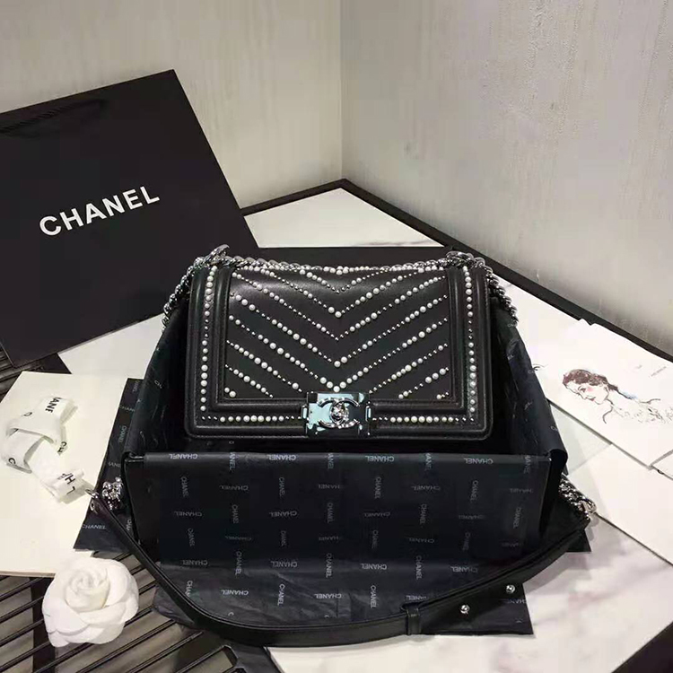 2020 Le Boy Chanel Flap Shoulder Bag