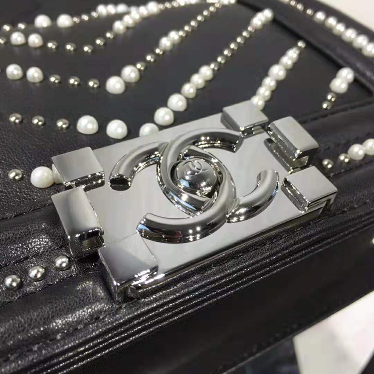 2020 Le Boy Chanel Flap Shoulder Bag