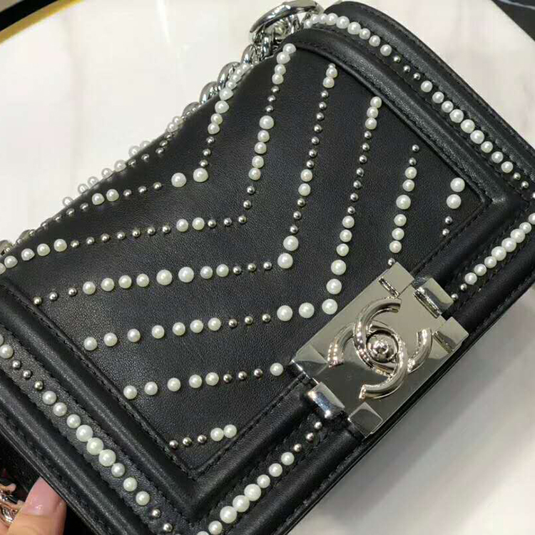 2020 Le Boy Chanel Flap Shoulder Bag