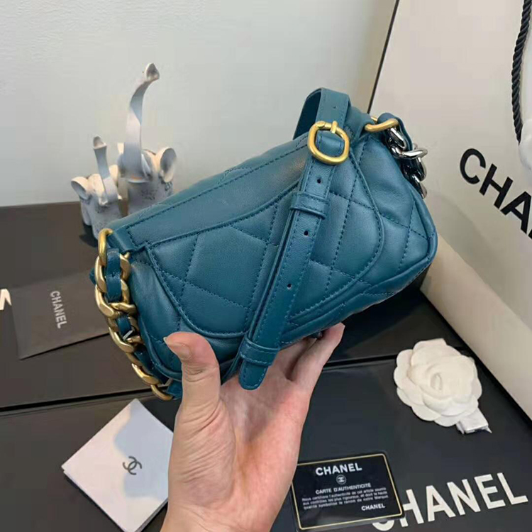 2020 chanel 19 waist bag