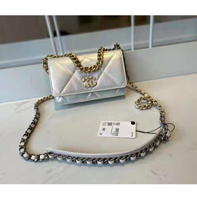 2021 Chanel 19 wallet on chain