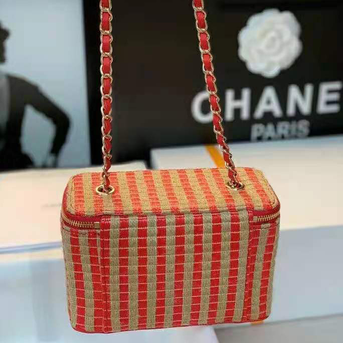 2021 chanel vanity with chain