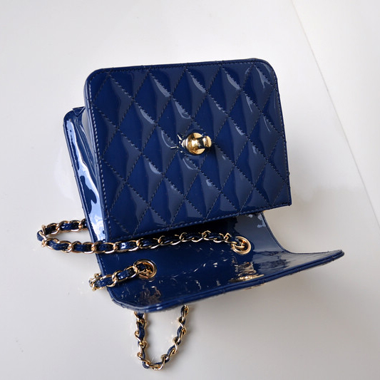 Chanel A67116 Classic mini Flap Bag Patent leather Blue in Gold