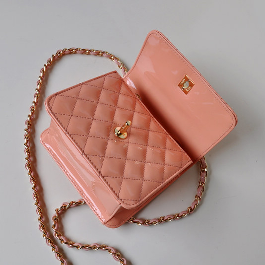 Chanel A67116 Classic mini Flap Bag Patent leather Pink in Gold