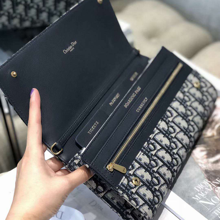 DIOR CHAIN CLUTCH