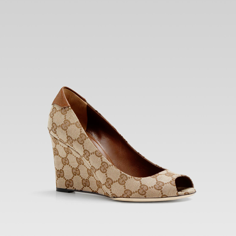 'farah' mid heel open-toe wedge with embossed gucc