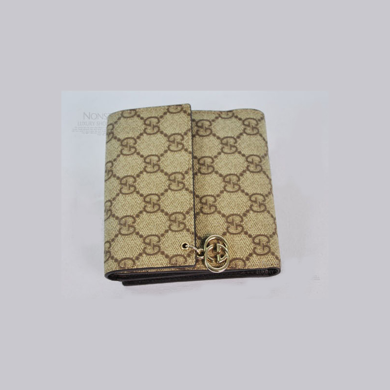 flap french wallet with interlocking G detail