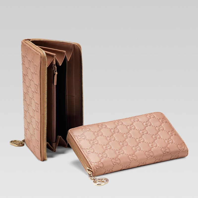 zip around wallet with interlocking G detail