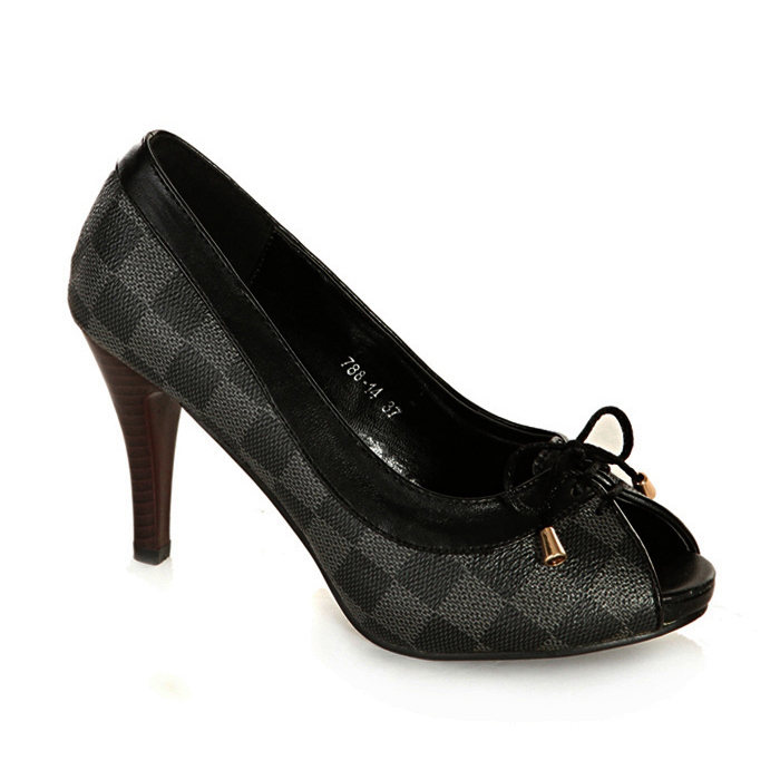 lousi vutton shoes with black