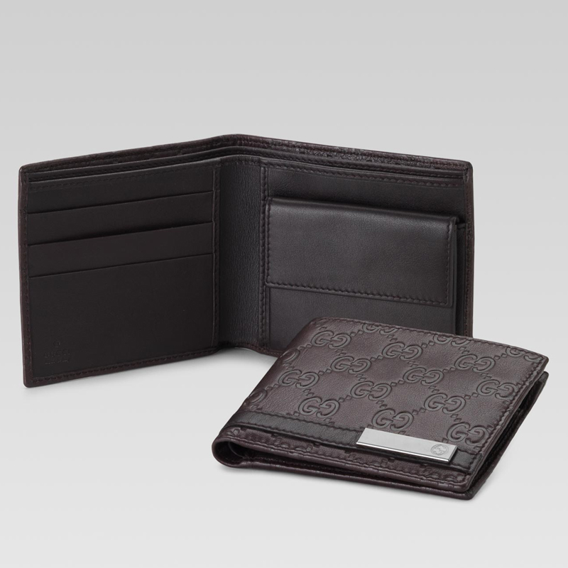 coin wallet with metal bar and engraved interlocki