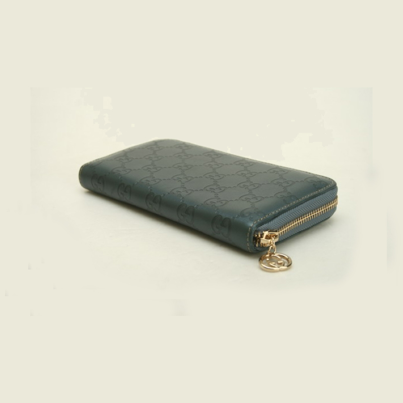 zip around wallet with interlocking G detail