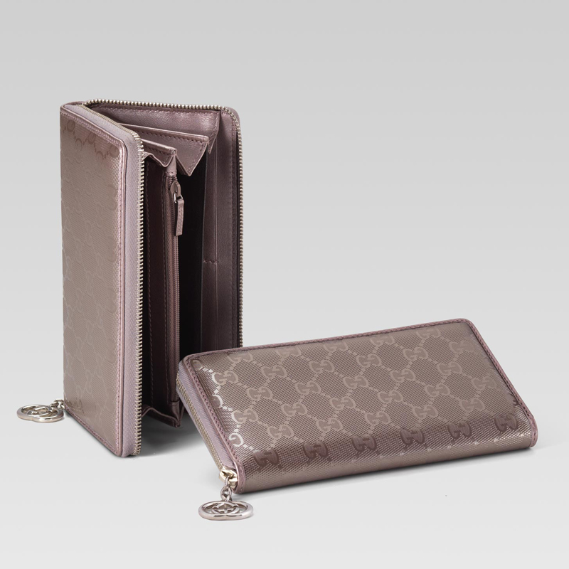 zip around wallet with interlocking G detail