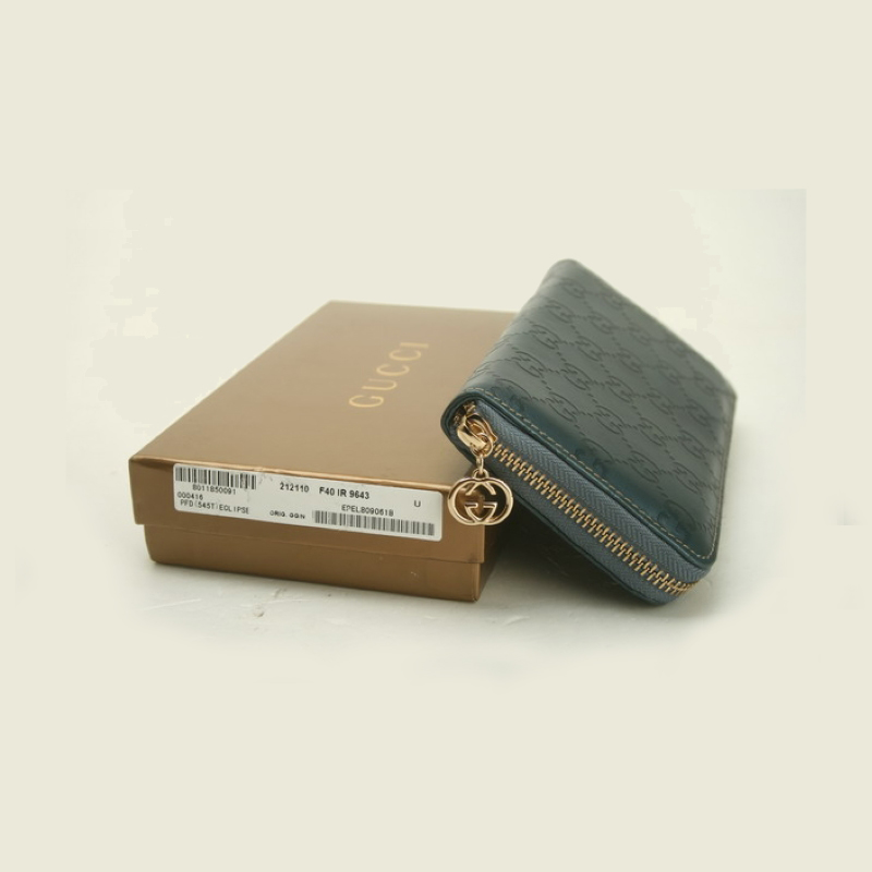 zip around wallet with interlocking G detail