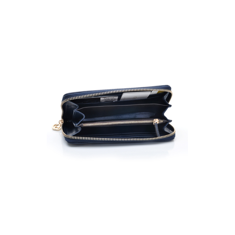 zip around wallet with interlocking G detail