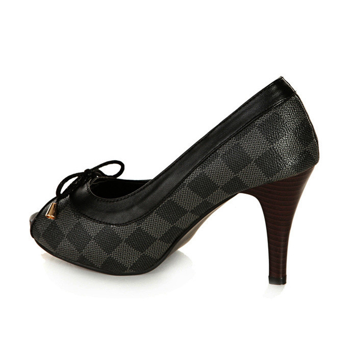 lousi vutton shoes with black