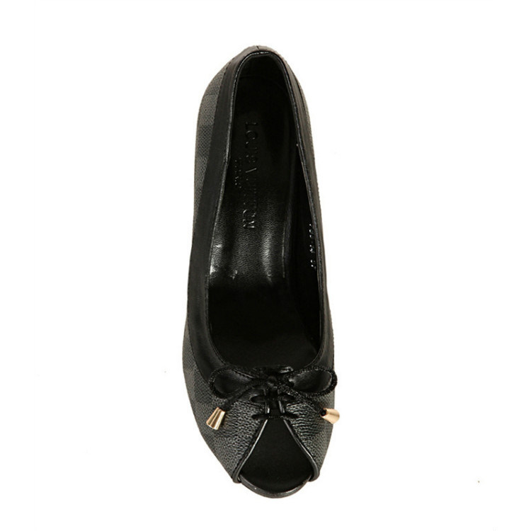 lousi vutton shoes with black